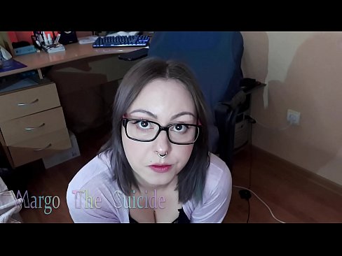 ❤️ Σέξι κορίτσι με γυαλιά πιπιλίζει Dildo βαθιά στην κάμερα ❌ Ανώμαλο βίντεο